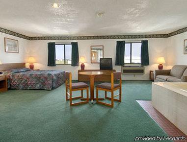 Super 8 By Wyndham Warroad Hotel Room photo