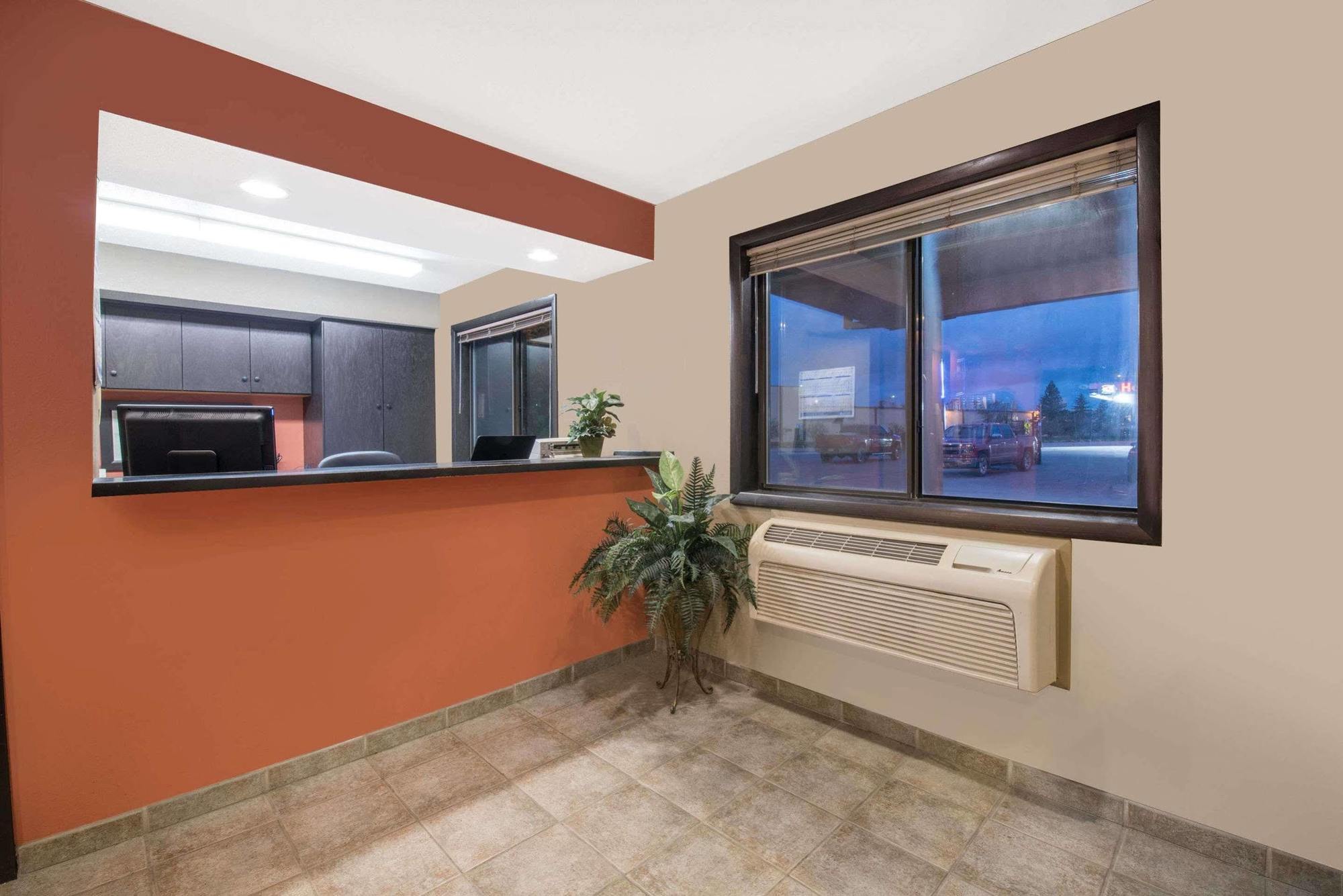 Super 8 By Wyndham Warroad Hotel Exterior photo
